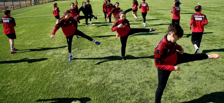 Eskişehirspor Kadın Futbol Takımı’nın gözü zirvede