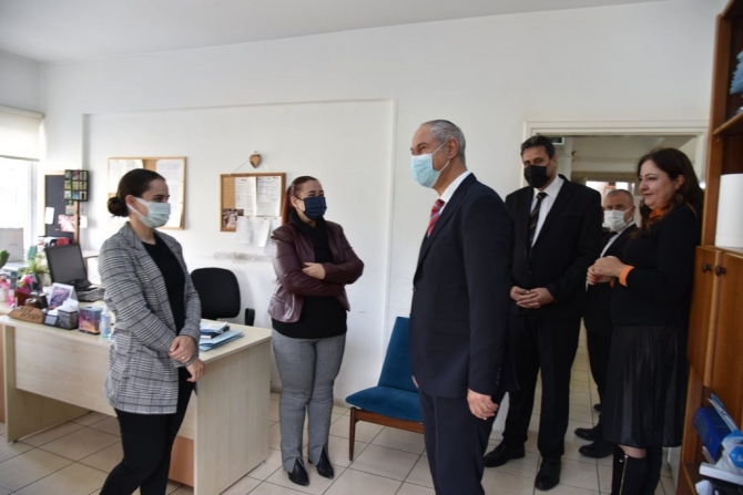 Bakan Hasipoğlu bakanlığa bağlı Çalışma Dairesi ve Sosyal Hizmetler Dairesi’ni ziyaret etti
