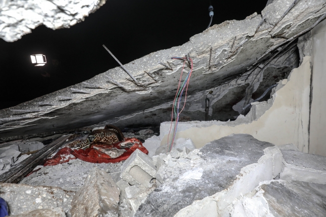 ABD'nin İdlib'deki operasyonu: Çocuklarımı benden alıp ellerimi bağladılar