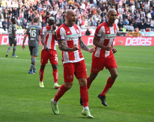 Antalyaspor üç puanı üç golle aldı