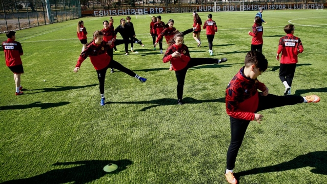 Eskişehirspor Kadın Futbol Takımı'nın gözü zirvede