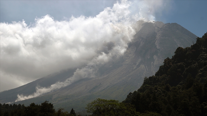 Endonezya’da Merapi Yanardağı’ndaki patlamalar nedeniyle 253 kişi tahliye edildi