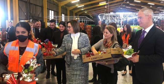 Hasipoğlu ve Ece Sucuoğlu, Cypfruvex’teki emekçi kadınları ziyaret etti