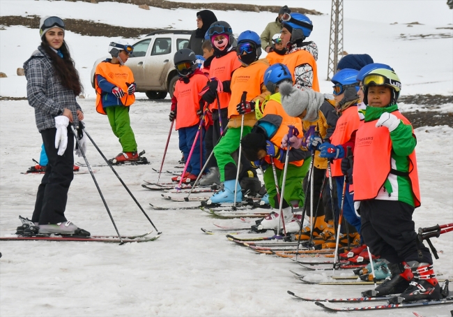 Kars'ta yetenekli çocuklar kayak sporuna kazandırılıyor