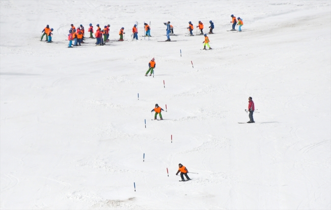 Kars'ta yetenekli çocuklar kayak sporuna kazandırılıyor