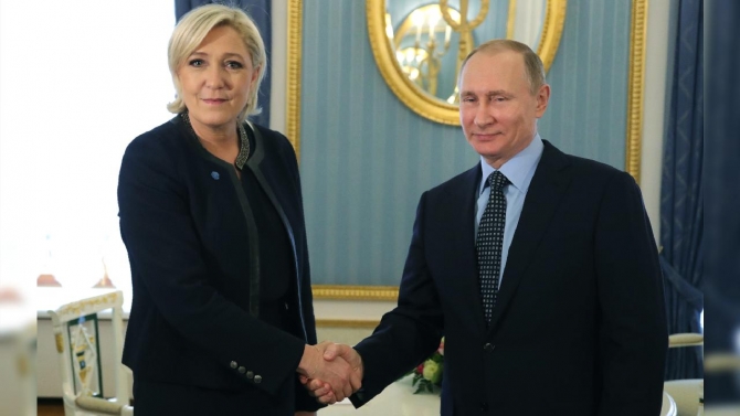 Fransa cumhurbaşkanı adayı Pen'in "Putin'li afişlerinin imhasını istediği" iddiası
