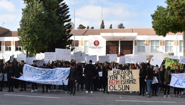 AÖA öğrencileri Meclis önüne yürüdü