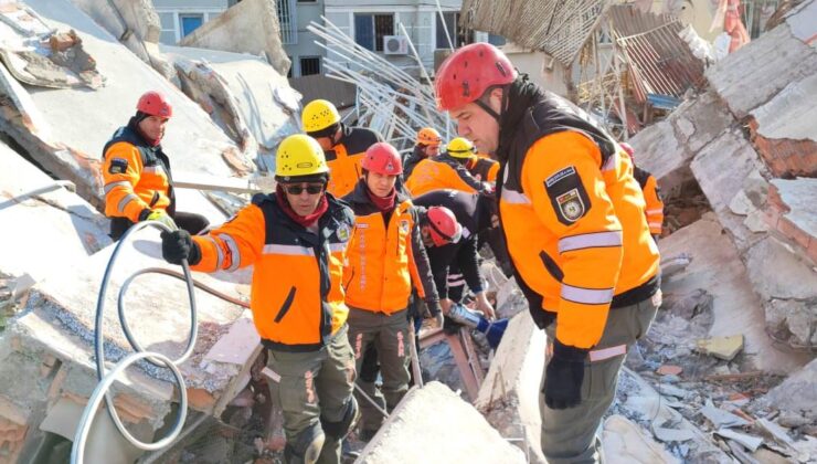 Cumhurbaşkanlığı Deprem Kriz ve Koordinasyon Komitesi: “Arama kurtarma ile sağlık ekipleri afet bölgesine ulaştı”