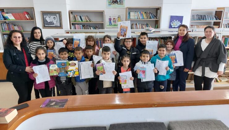 Karnesi ile kütüphaneye giden ilk ve ortaokul çocukları hediye kitaplarını aldı