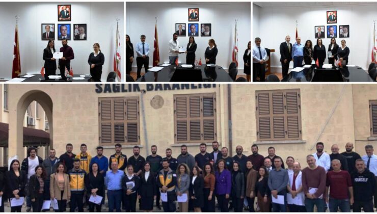 Sağlık Bakanı Altuğra, deprem bölgesinde görev alan Sağlık Bakanlığı’na bağlı ekiplere teşekkür belgesi takdim etti