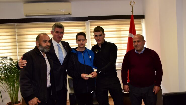 Bisiklet sporcusu Emre Kaplan’dan depremzede kickboks sporcusu Burak Sürücü’ye anlamlı bağış