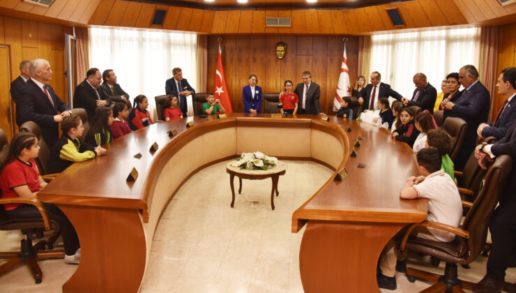 Bakanlık koltuklarına oturan çocuklar çeşitli vaatlerde bulundu