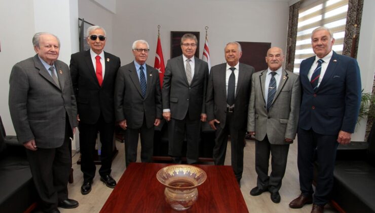 Başbakan Ünal Üstel, Kıbrıs TMT Mücahitler Derneği’ni kabul etti
