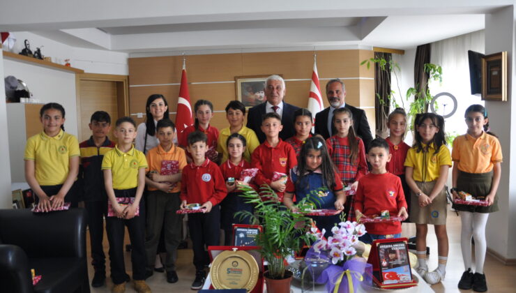 Özçınar, görevini öğrencilere devretti