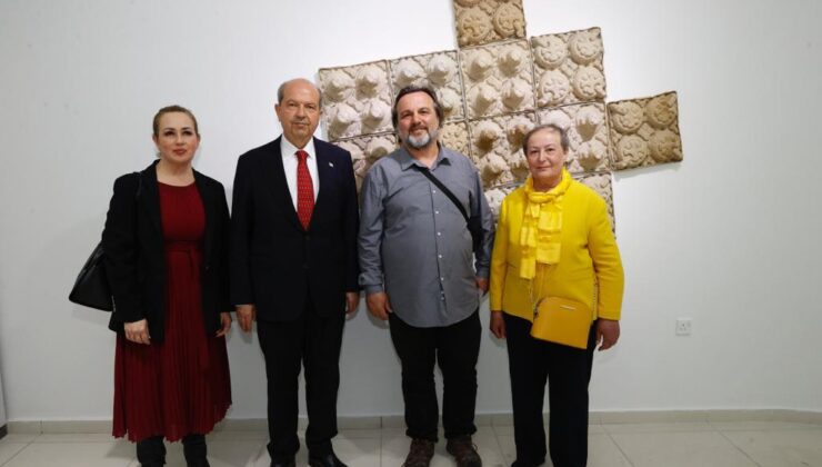 Cumhurbaşkanı Tatar ve eşi Sibel Tatar “Kâğıda Dokunuş” adlı serginin açılışına katıldı