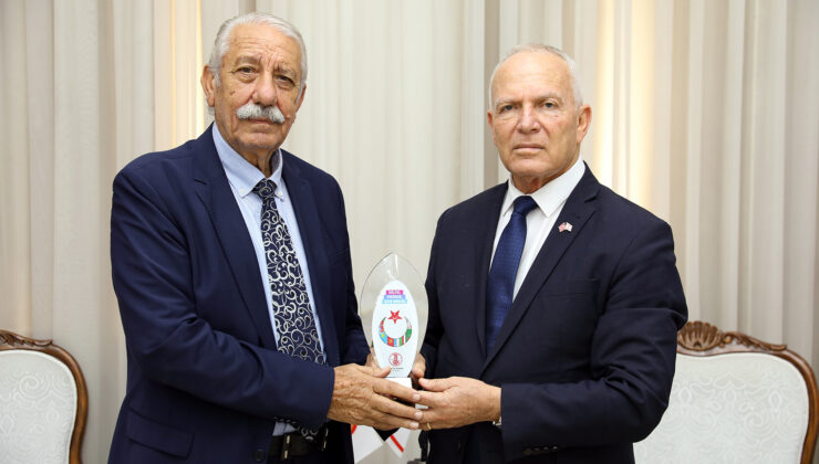 Töre Türk Dünyası Şiir Ödülünü Kazanan Öksüzoğlu’nu kabul etti