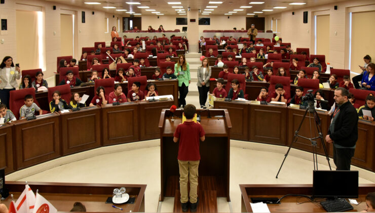 20 Kasım Dünya Çocuk Hakları Günü nedeniyle Şehit Ertuğrul İlkokulu öğrencilerinin katılımıyla Meclis Genel Kurulu’nda özel oturum yapıldı