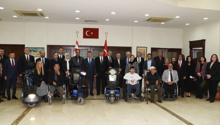 KKTC ve Türkiye’den bazı kurumlarının işbirliğiyle 16 akülü 25 de bisiklet türü sandalye engellilere dağıtılıyor – BRTK