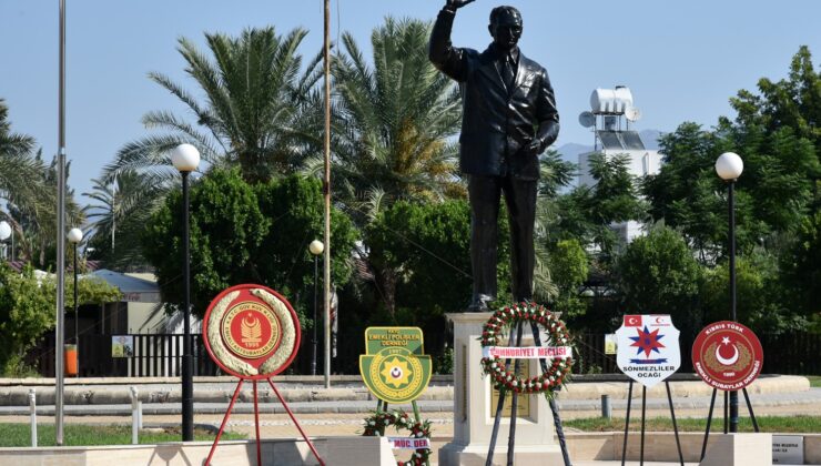 Kıbrıs Barış Harekatı’nın 50’nci yıl dönümü nedeniyle Bülent Ecevit heykeli önünde tören düzenlendi