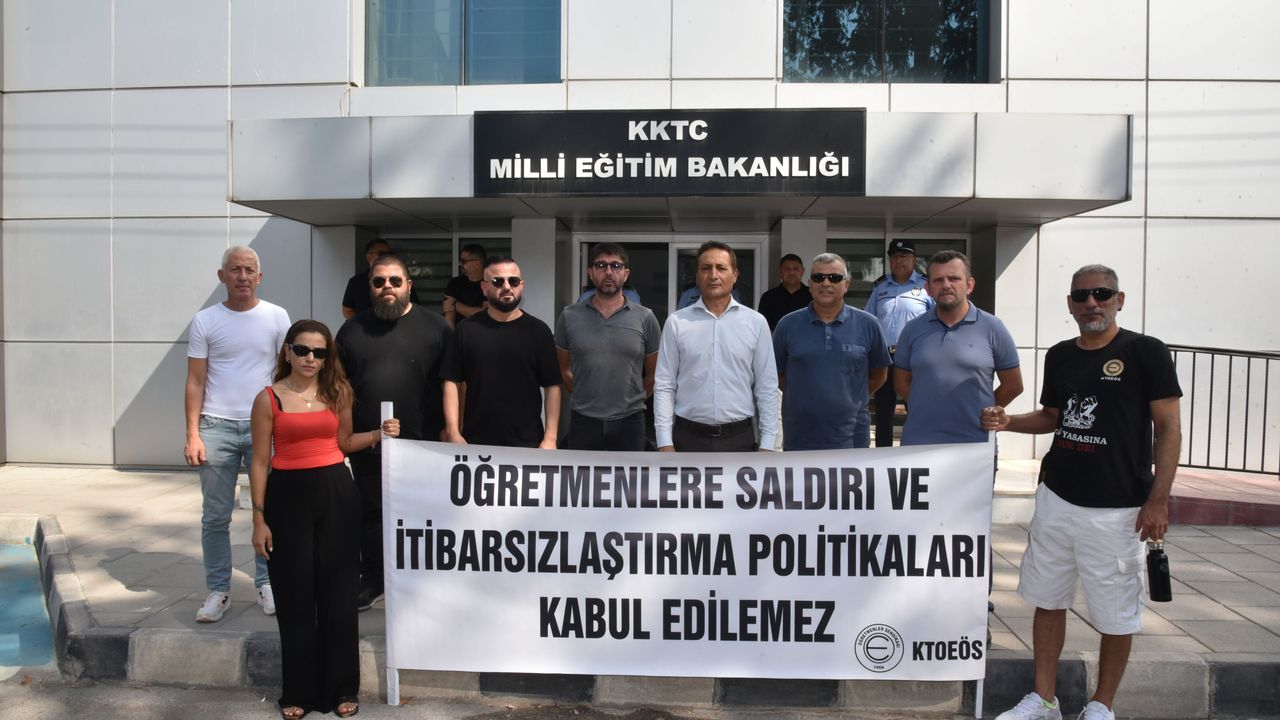 Öğretmenlerden siyah çelenkli protesto