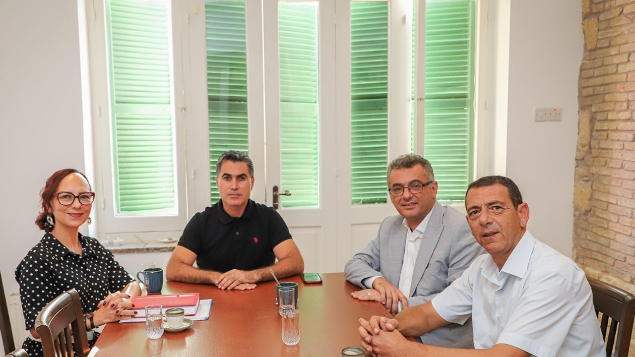 Erhürman, Kimliksizler Derneği’ni ziyaret etti