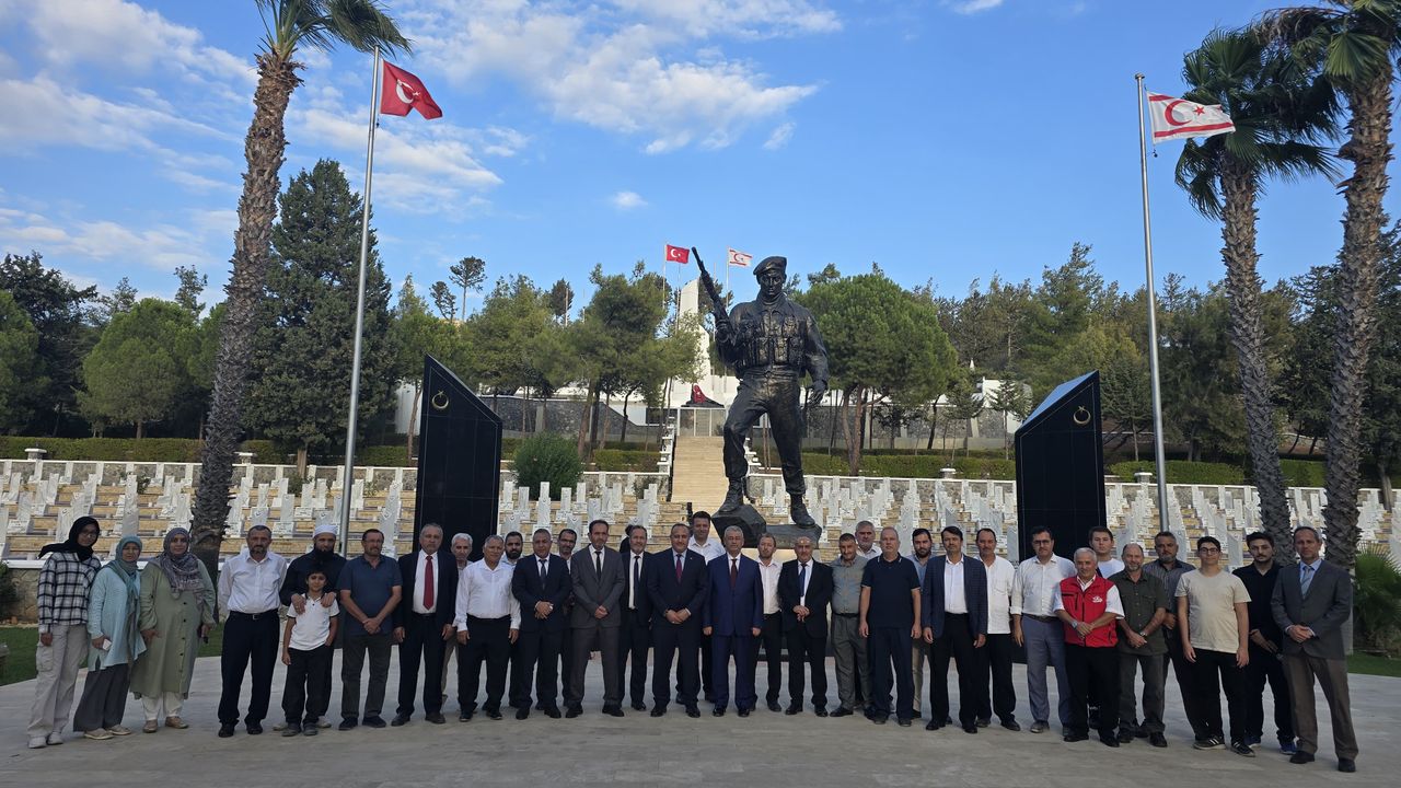 Moral ve beraberindeki heyet, Dr. Fazıl Küçük ve Kurucu Cumhurbaşkanı Rauf Raif Denktaş’ın anıt mezarı ile Boğaz Şehitliği’ni ziyaret etti