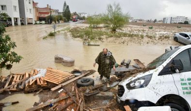 Gönyeli Alayköy Belediyesi ekiplerinin sel ve su taşkınlarına müdahalesi sürüyor.