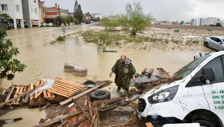 Gönyeli Alayköy Belediyesi ekiplerinin sel ve su taşkınlarına müdahalesi sürüyor.