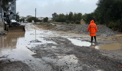 Burhan Nalbantoğlu Devlet Hastanesi içinden geçen dereye bent çalışması yapılıyor