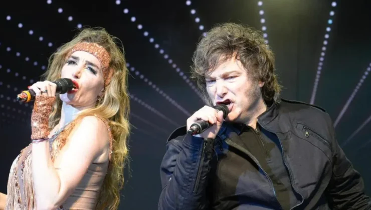 Devlet başkanı, eski sevgilisiyle şarkı söyleyip dans etti