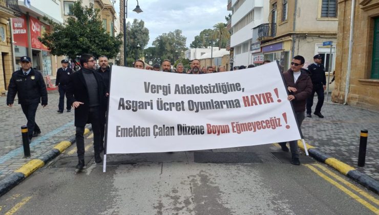 Kamuda yetkili sendikalar, Başbakan Yardımcılığı önünde eylem yaptı