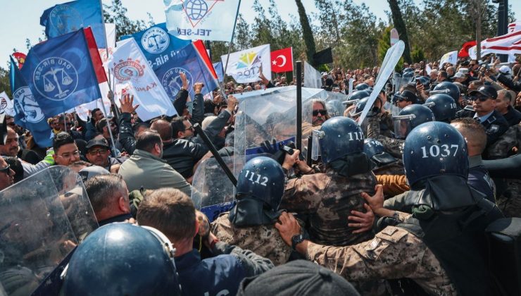 Meclis önünde arbede