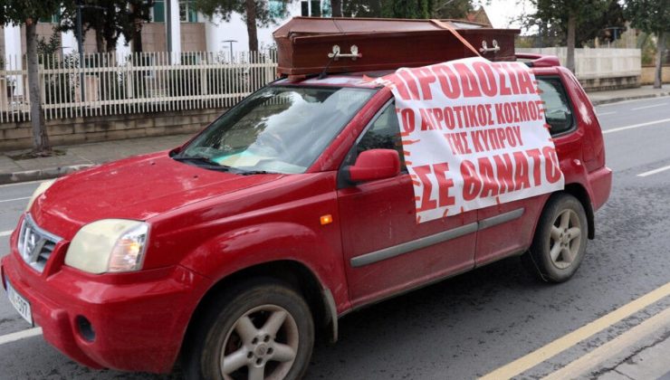 Rum hayvancılardan tabutlu eylem