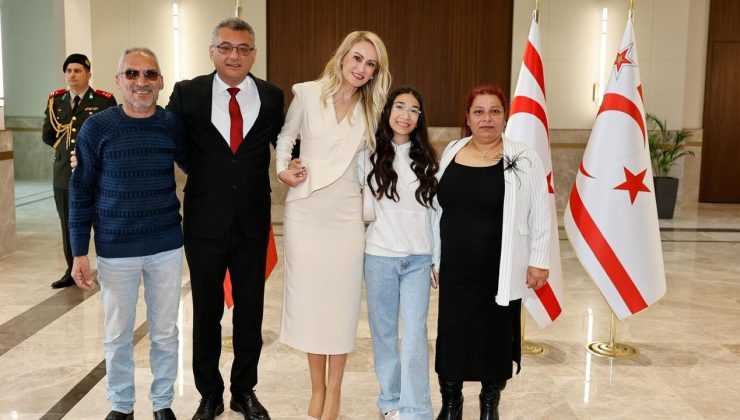 Cumhurbaşkanı Tufan Erhürman ve eşi halkla bayramlaştı