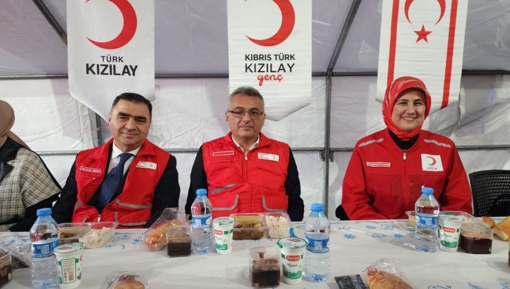 Erhürman, “Kızılay İftar Sofrası”nı ziyaret etti