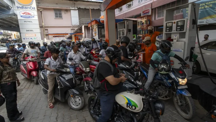 Hindistan’da akaryakıt kuyruğu