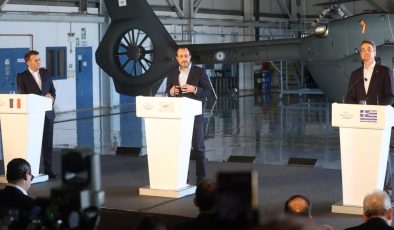 Hristodulidis, Macron ve Mitçotakis, Baf’taki “Andreas Papandreu” hava üssünde görüştü