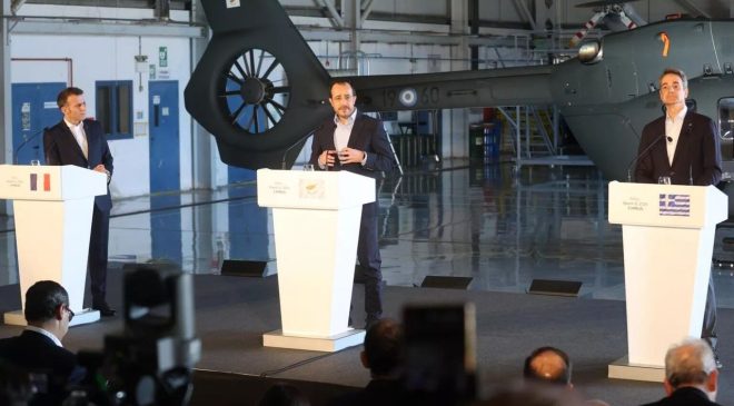 Hristodulidis, Macron ve Mitçotakis, Baf’taki “Andreas Papandreu” hava üssünde görüştü