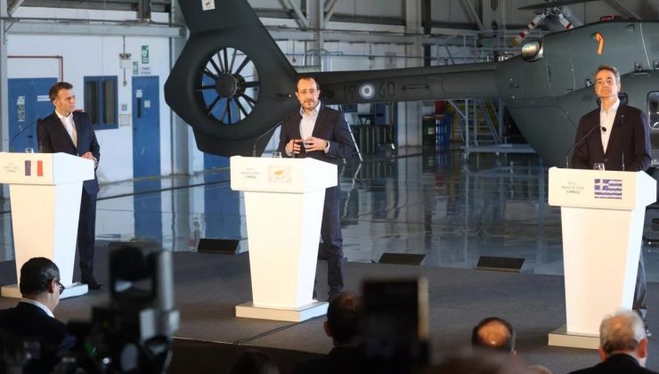 Hristodulidis, Macron ve Mitçotakis, Baf’taki “Andreas Papandreu” hava üssünde görüştü