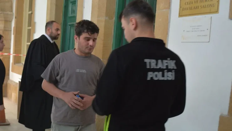 Sarhoş turist, polisleri darp etti