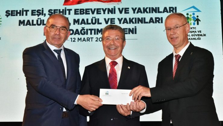 İlk kartı Üstel aldı