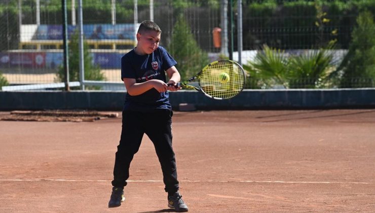 Geleceğin tenisçileri heyecan dolu maçlarda mücadele etti
