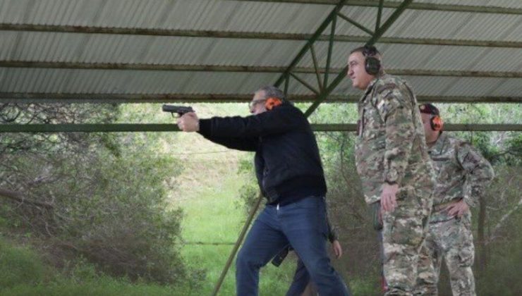 Rum Savunma Bakanı’ndan silahlarla poz