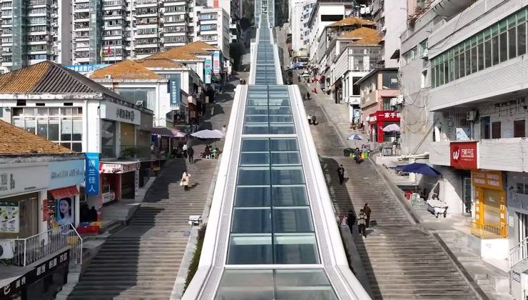 Şehrin ortasına 905 metre uzunluğunda yürüyen merdiven diktiler!