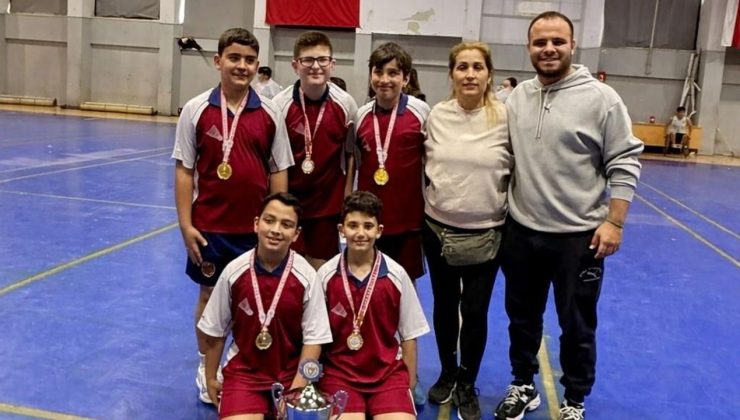 Yakın Doğu İlkokulu Badminton’da da şampiyon