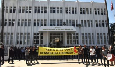 Kıbrıs Türk Taksici Dernekleri Federasyonu, Bayındırlık ve Ulaştırma Bakanlığı önünde eylem yaptı