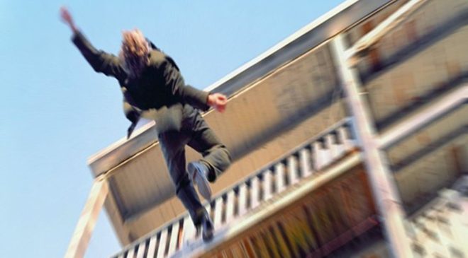 Balkon penceresinden evine girmeye çalışırken düşen şahıs yaralandı