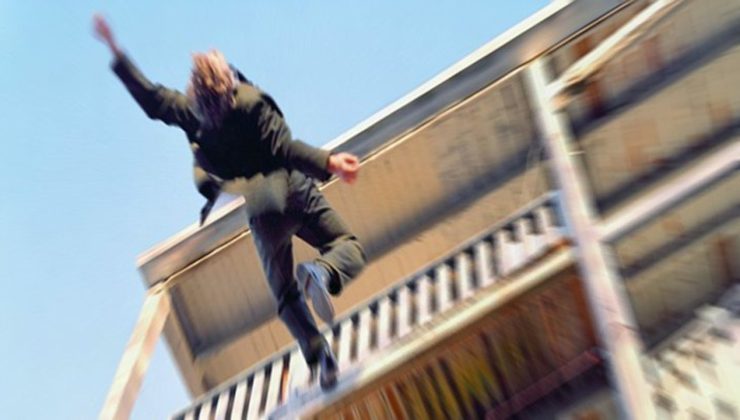 Balkon penceresinden evine girmeye çalışırken düşen şahıs yaralandı