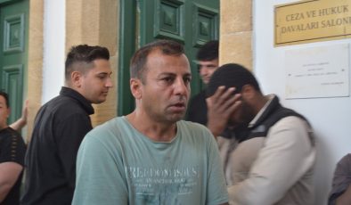 Camideki bağış kutusundan para çaldı