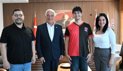 Şampiyon satranççı Emre Şeb’den Özçınar’a ziyaret